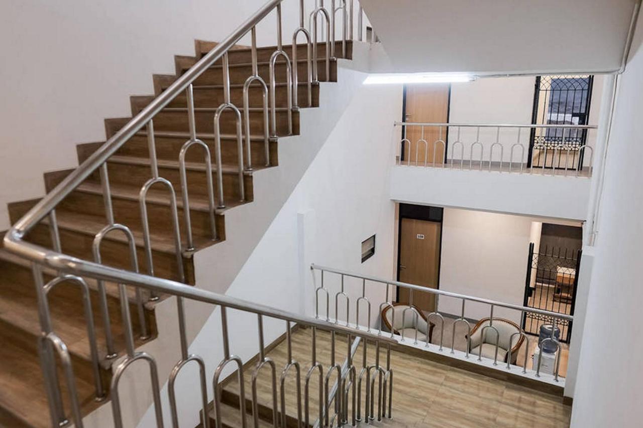 Reddoorz Plus Near Taman Anggrek Mall Джакарта Екстер'єр фото