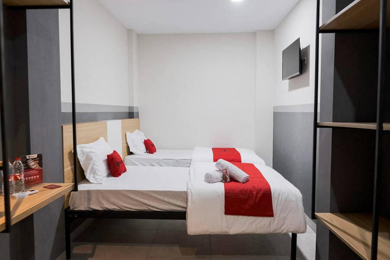 Reddoorz Plus Near Taman Anggrek Mall Джакарта Екстер'єр фото